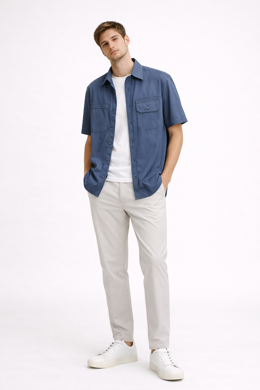 Wit herenoverhemd met korte mouwen, rechte pasvorm, casual design en borstzakken, perfect voor warm weer.