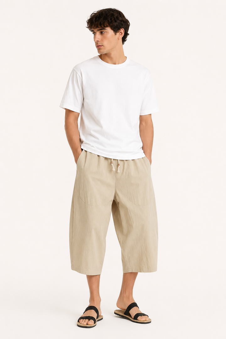 Casual herenbroek met cropped pijpen en elastische taille met trekkoord. Stijlvol en losvallend voor de zomer.