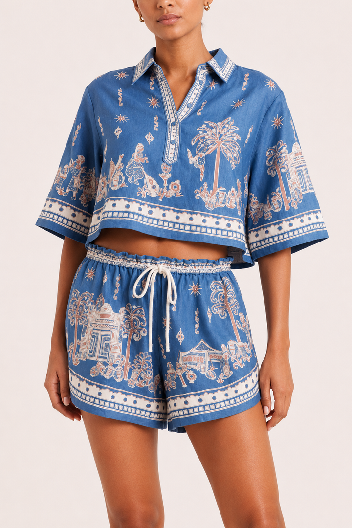 Blauwe dames boho set met bloemenprint blouse en comfortabele korte broek, ideaal voor de zomer.
