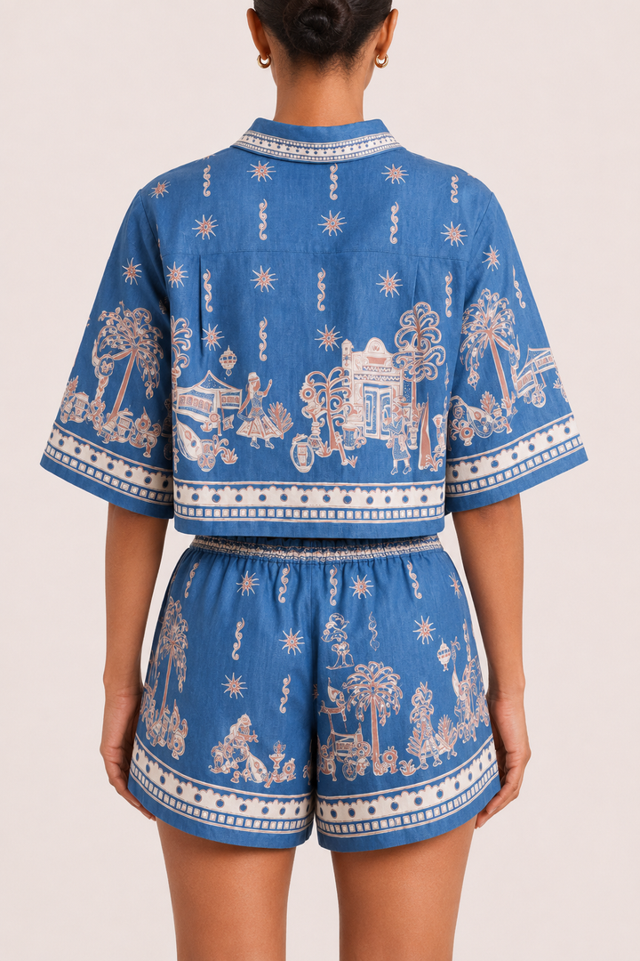 Modieuze tweedelige dames zomeroutfit: bloemenprint blouse en bijpassende korte broek voor strandmode.