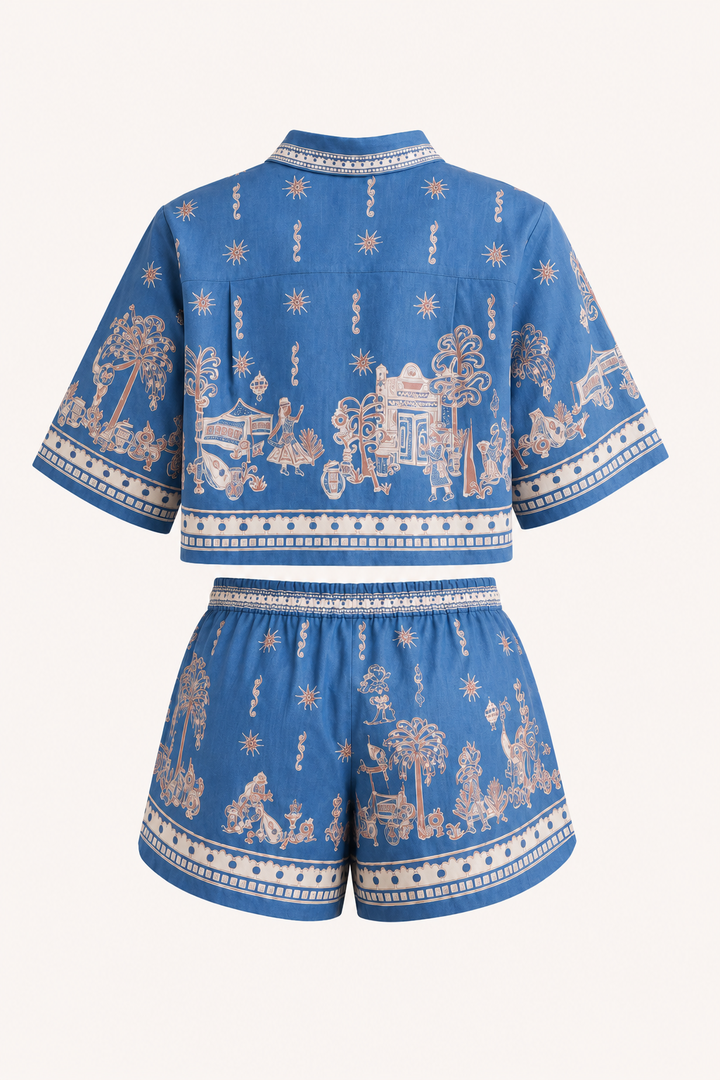 Trendy dameskleding: blauwe bloemenprint blouse en korte broek, veelzijdig voor casual en strandmode.