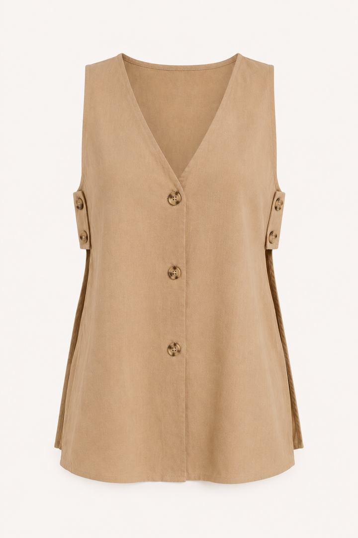 Casual beige dames zomer set met vestje en shorts, een veelzijdige tweedelige linnen-katoen outfit voor de zomer.