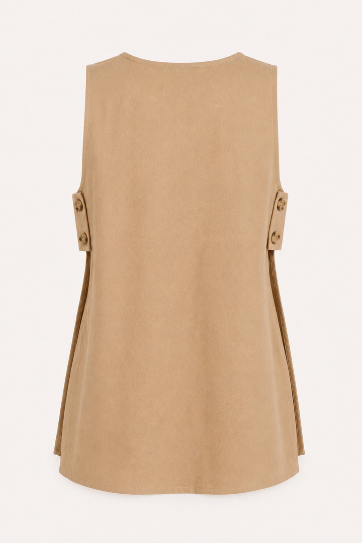 Beige tweedelige dames outfit: zomer vestje en korte broek van comfortabel linnen-katoen, perfect voor warme dagen.