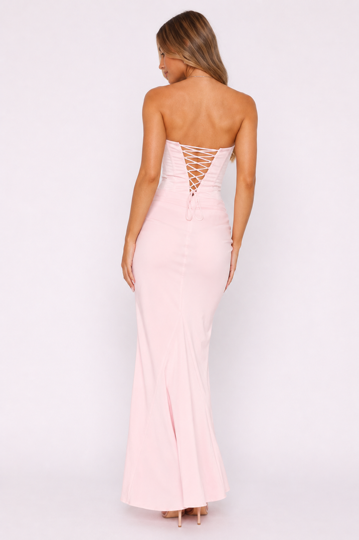 Zwarte strapless avondjurk voor dames. Stijlvolle feestjurk met slanke pasvorm, perfect voor gala.