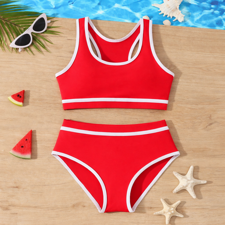 Nieuwe collectie meisjes bikiniset met gekruiste rug. Moderne zwemkleding voor een stijlvolle zomer.