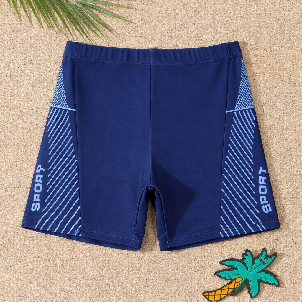 Comfortabele jongens zwembroek met elastische tailleband, sneldrogend voor actieve waterpret en kinderkleding.