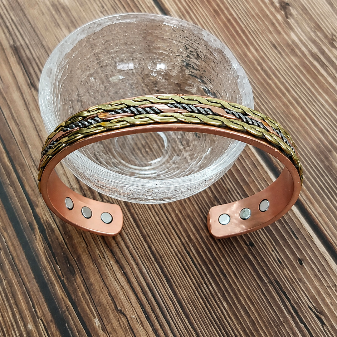 Elegante dames armband, lichtgroen gedraaid design met koperkleurige accenten. Stijlvol sieraad en mode accessoire.
