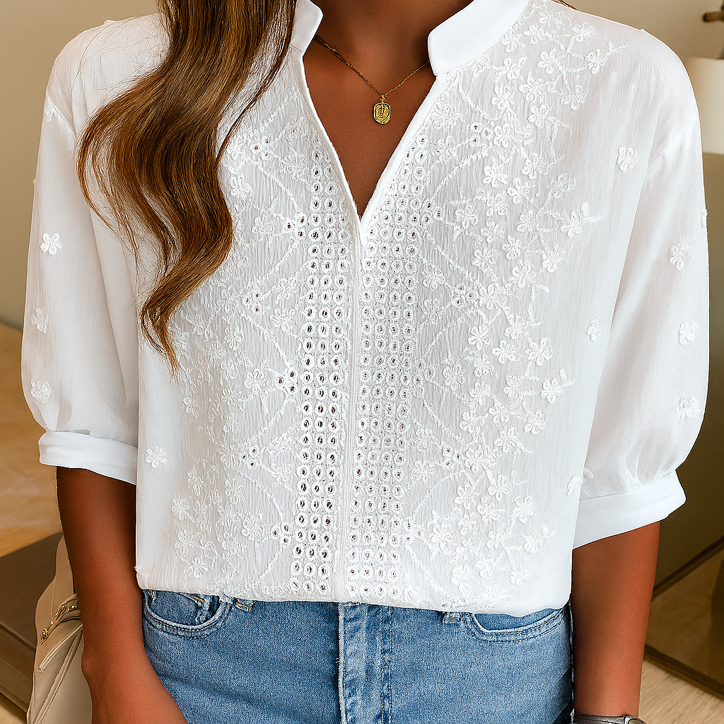 Elegante witte dames blouse met V-hals en kanten details, perfect voor zomerse dagen of kantoor.