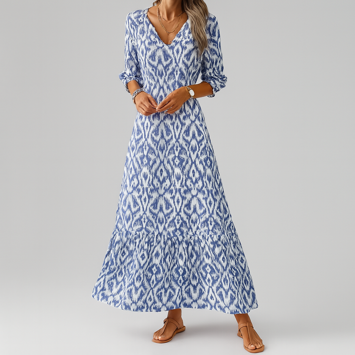 Blauwe dames maxi-jurk met relaxte pasvorm en unieke ikatprint, perfect voor zomerse dagen. Comfortabele boho stijl V-hals.
