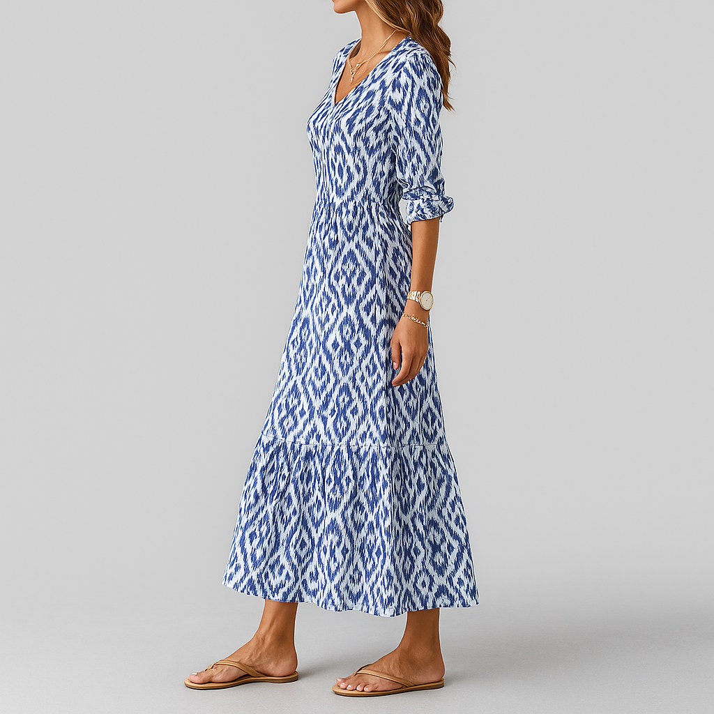 Comfortabele blauwe dames zomerjurk met vrolijke ikatprint, driekwartmouw en V-hals. Ideaal voor casual boho looks.