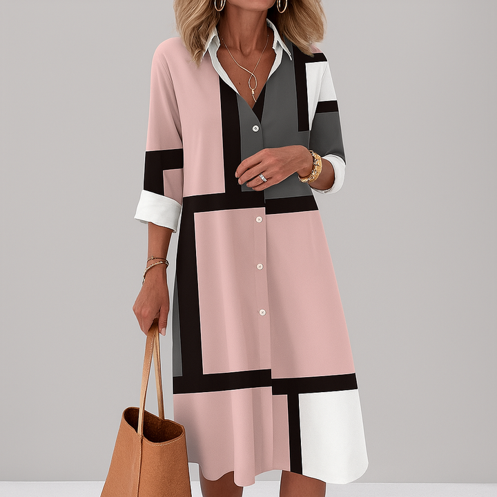 Comfortabele dames overhemdjurk met speels geometrisch patroon. Perfect als casual zomerjurk of elegante lentejurk.