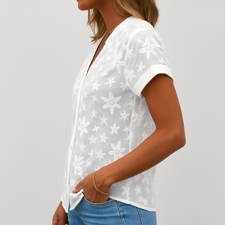 Stijlvolle damesblouse met bloemenprint, korte mouwen en relaxte pasvorm. Geschikt voor lente mode.