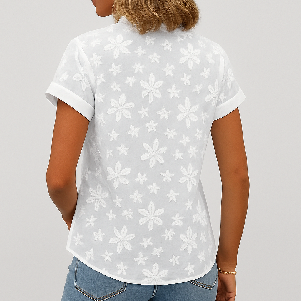 Comfortabele damesbloes met vrolijke bloemenprint en korte mouwen. Ideaal voor zomerse dagen.