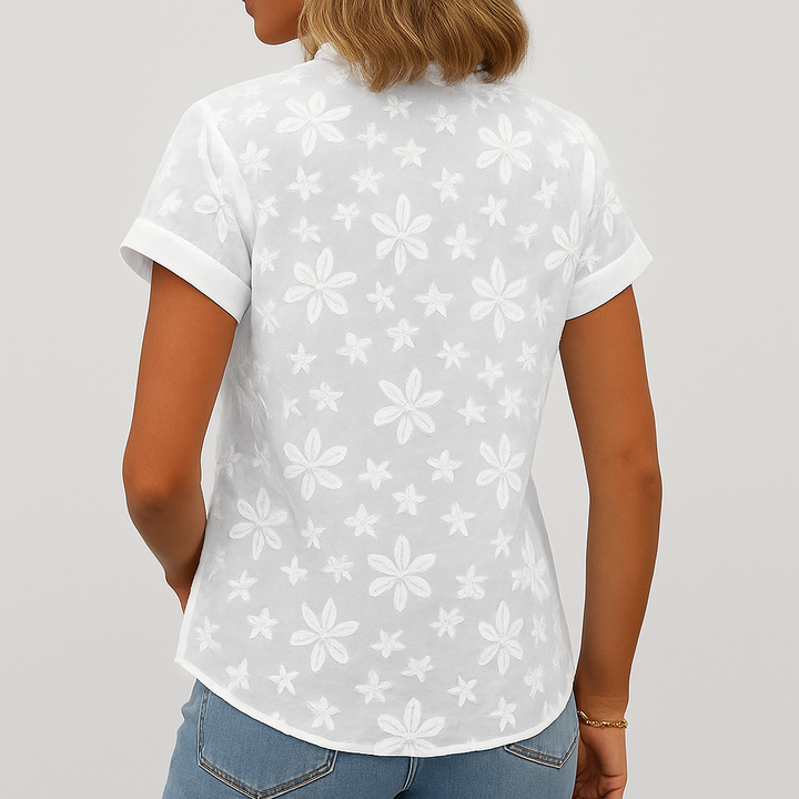 Comfortabele damesbloes met vrolijke bloemenprint en korte mouwen. Ideaal voor zomerse dagen.