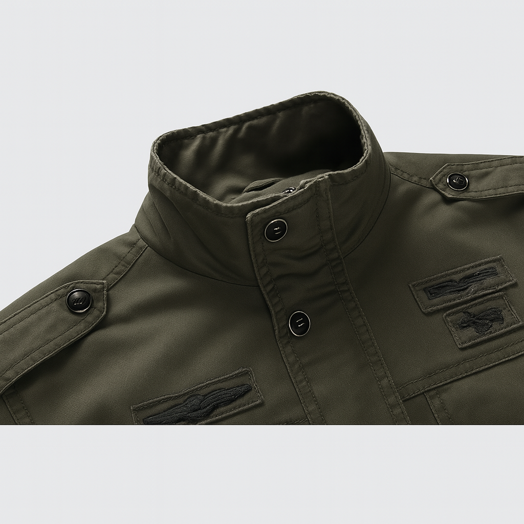 Detailbeeld van een heren militaire jas, een modieus bomberjack met stevige stiksels en praktische zakken. Robuust.