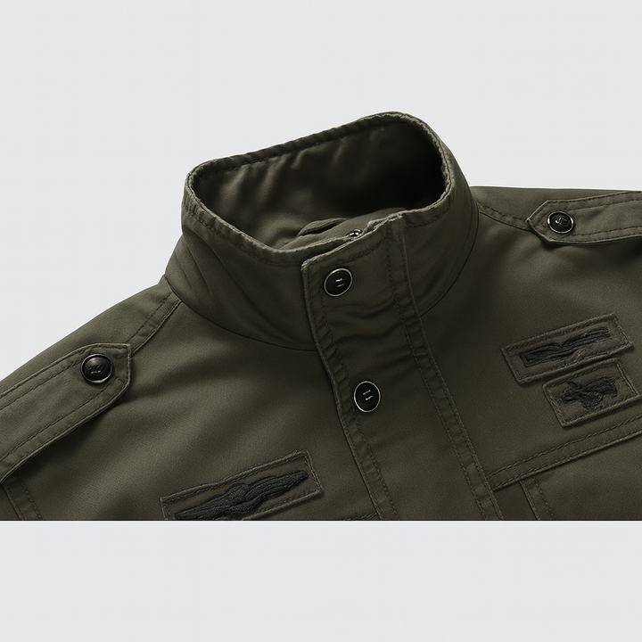Detailbeeld van een heren militaire jas, een modieus bomberjack met stevige stiksels en praktische zakken. Robuust.