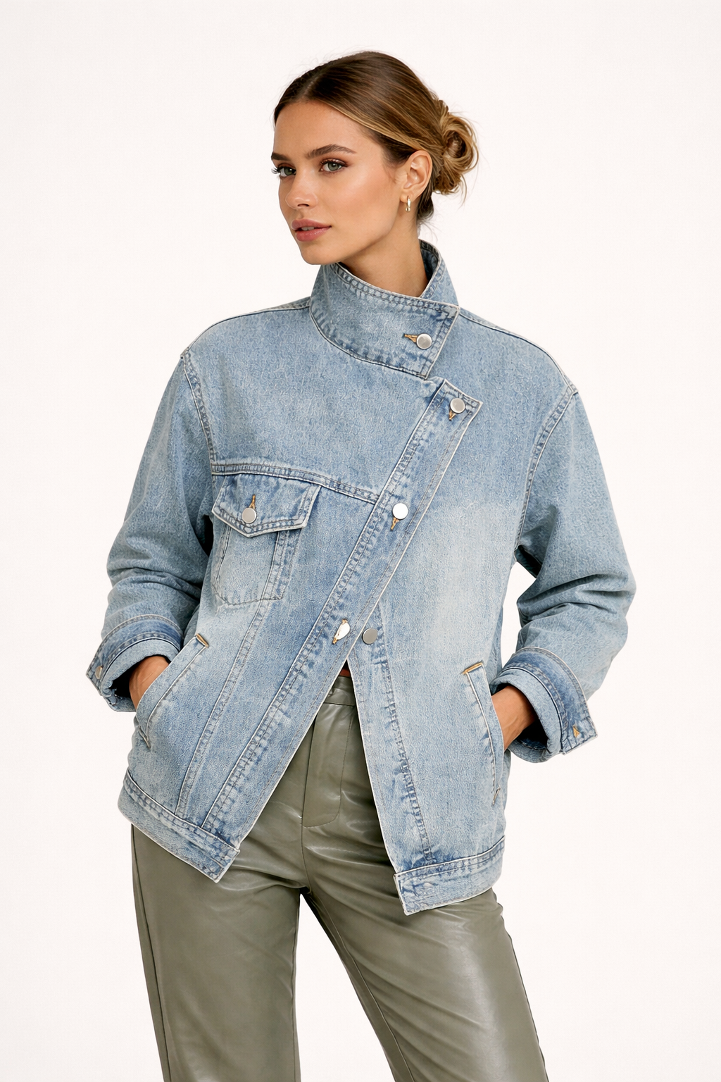 Blauw oversized damesjack met hoge kraag, ideaal voor casual urban lentemode. Comfortabel en stijlvol.
