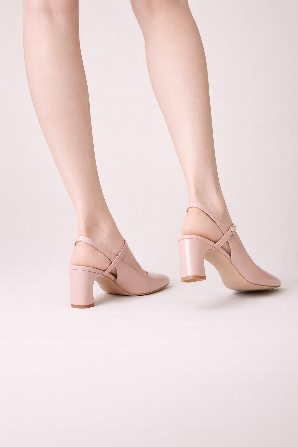 Beige damesschoenen met comfortabele kruisband en trendy carré teen; perfect voor een casual zomerlook.