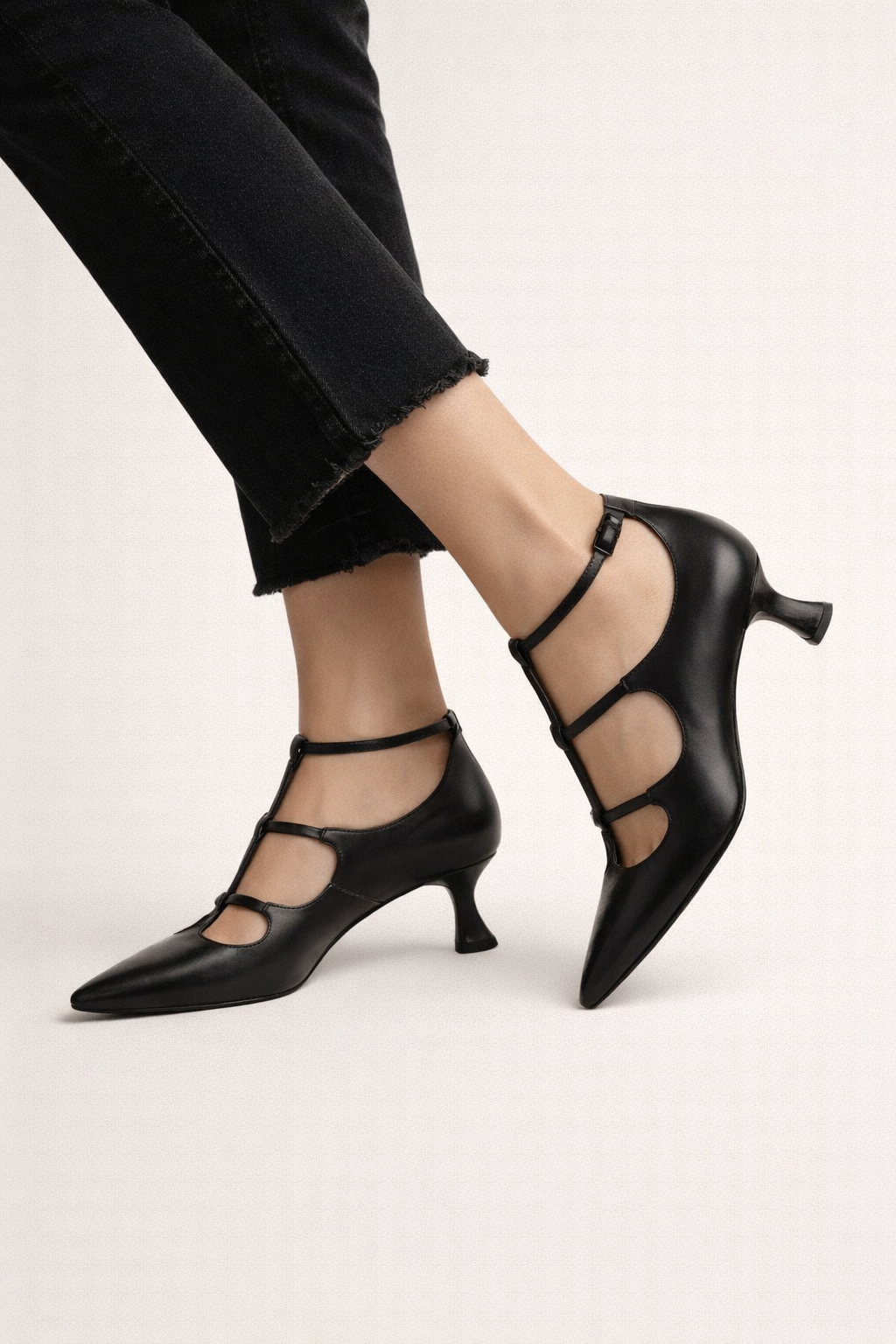 Elegante zwarte dames pumps met puntneus en verfijnd enkelbandje; ideaal voor dames mode & avondkleding.