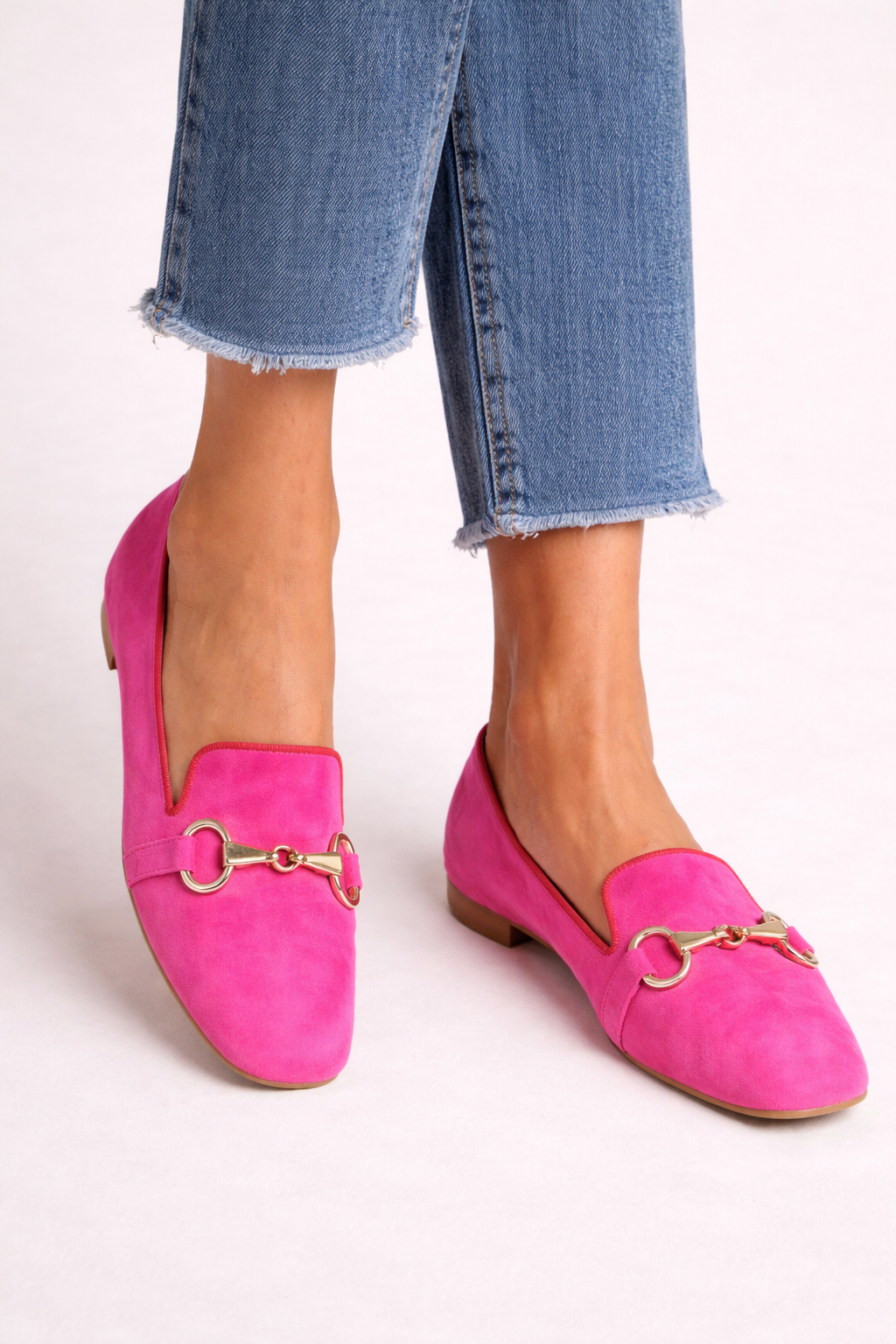 Stijlvolle roze dames instappers met subtiel metallic accent op de wreef. Trendy en comfortabele schoenen voor elke dag.