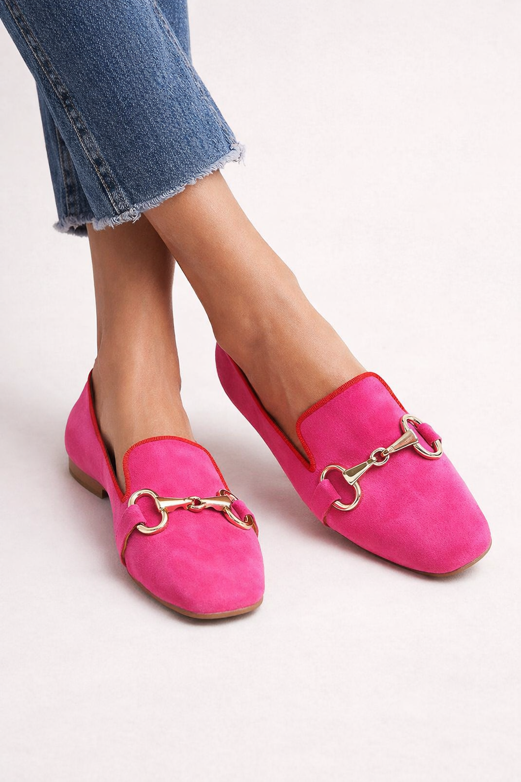 Elegante roze dames loafers met glanzend metallic detail, ideaal voor zowel zakelijke als casual looks. Comfortabele slip-on.