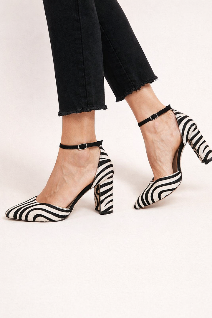 Elegante damesschoenen met zebraprint, hoge hak en stijlvol enkelbandje. Perfect voor feesten en modebewuste vrouwen.