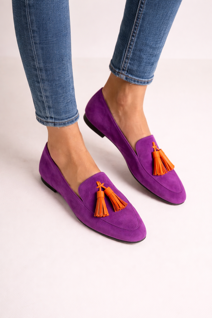 Paarse dames loafers met kwastjes en platte zool. Comfortabele en stijlvolle instappers voor dagelijks gebruik.