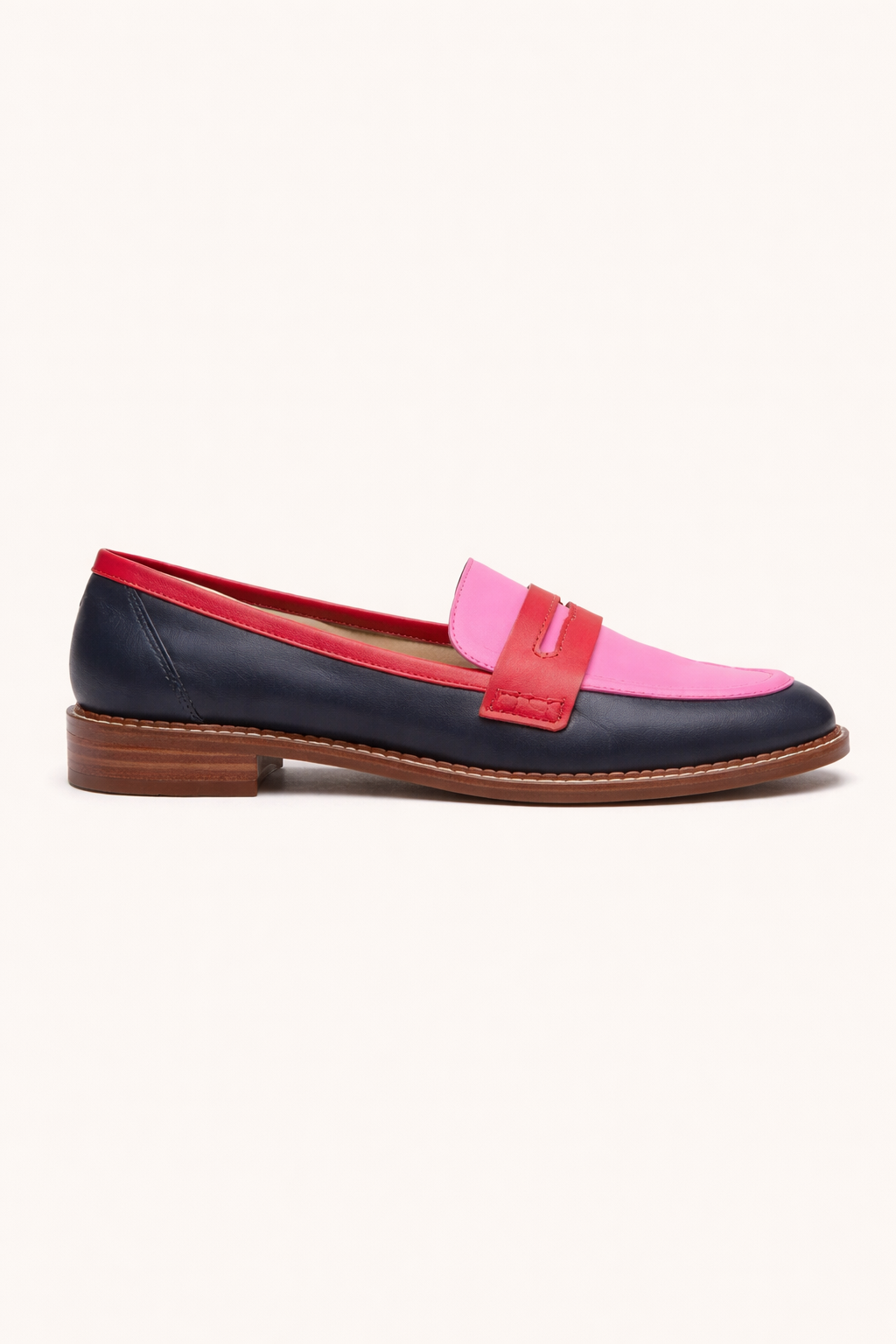 Klassieke roze damesschoenen: tweekleurige mocassins. Comfortabele platte zool instappers voor elke dag.
