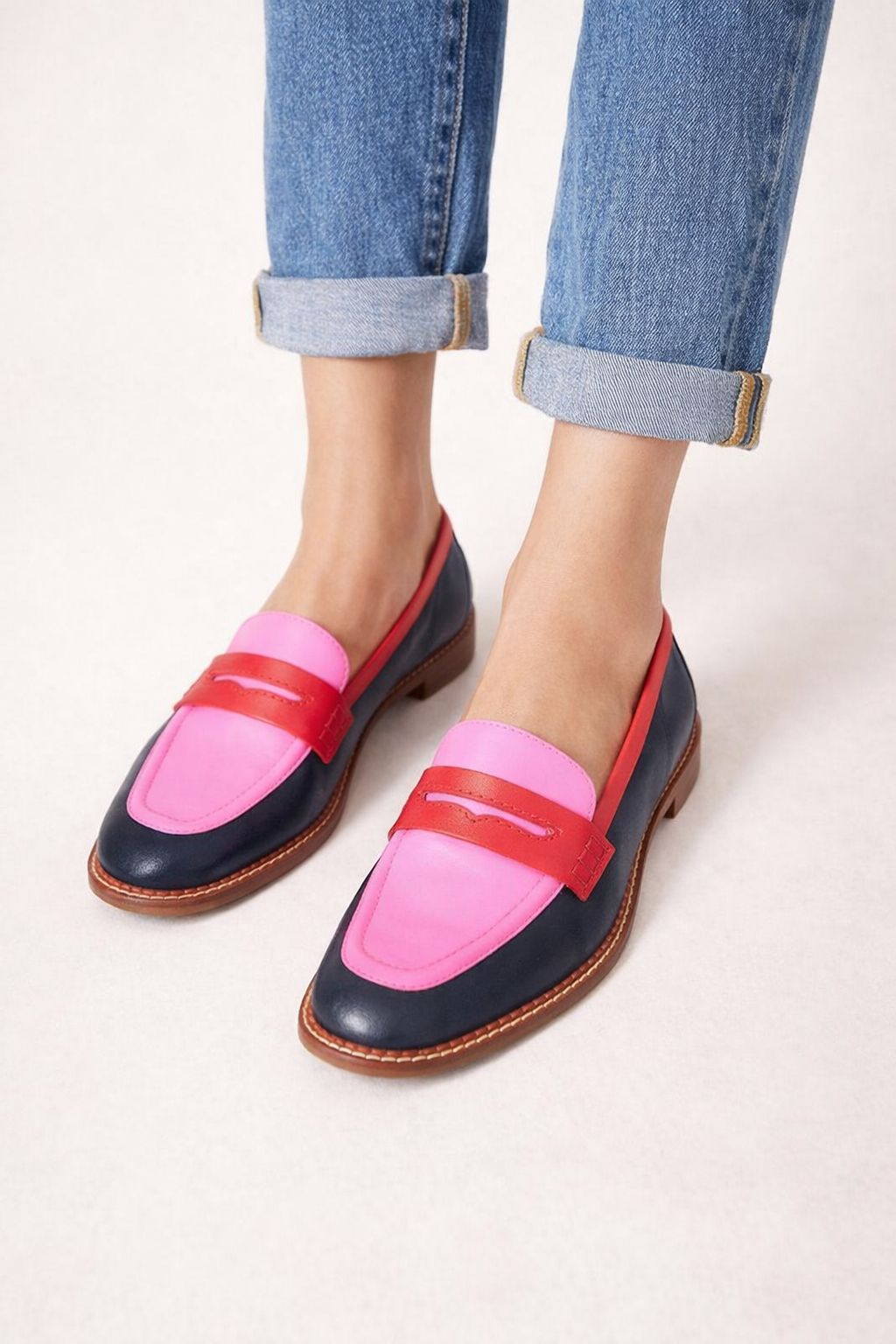 Roze dames mocassins met tweekleurig design. Comfortabele instappers met platte zool, ideaal voor lente & zomer.