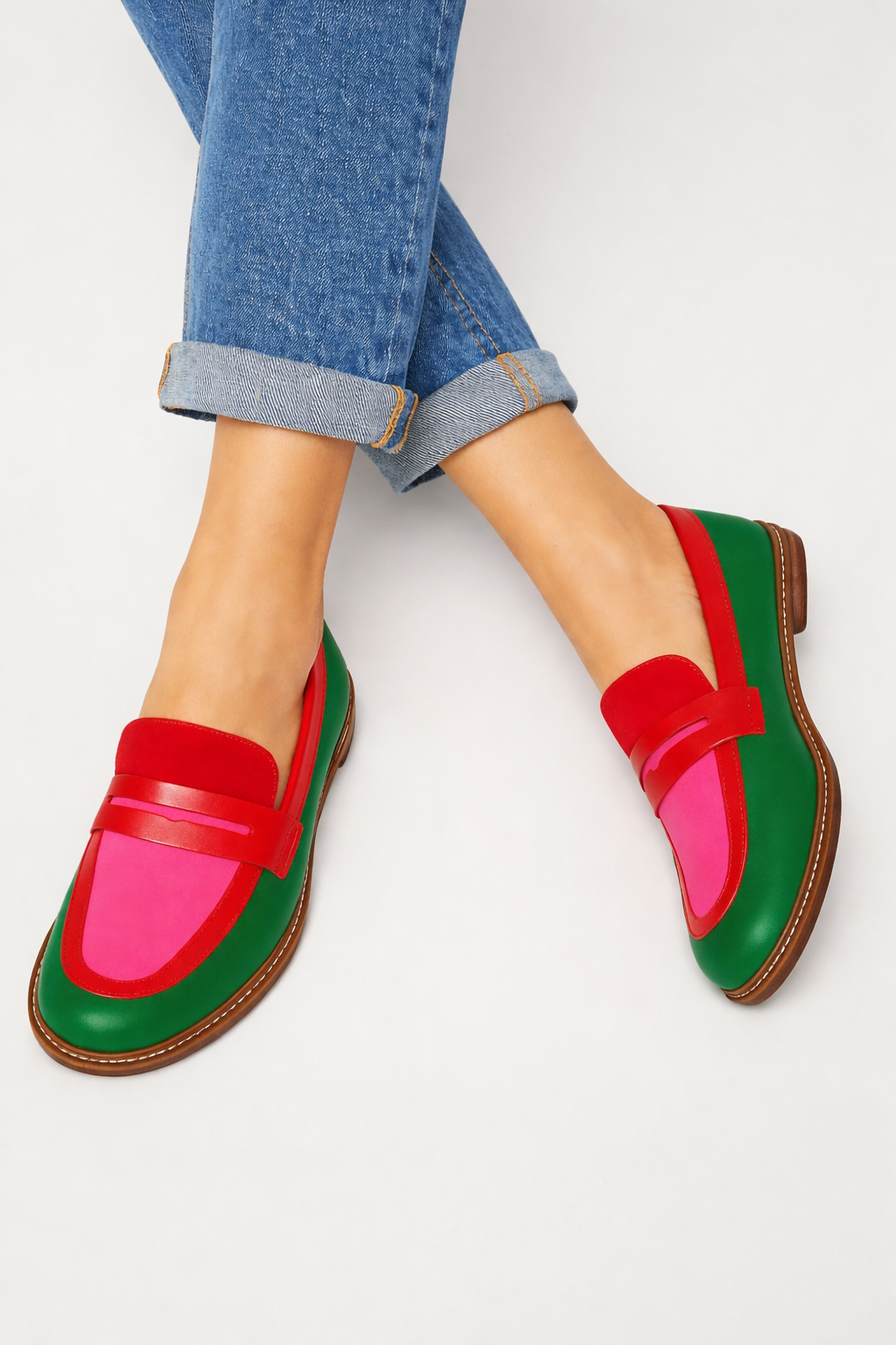 Comfortabele dames loafers in felrood, modieuze slip-on instappers voor een trendy en levendige urban stijl.