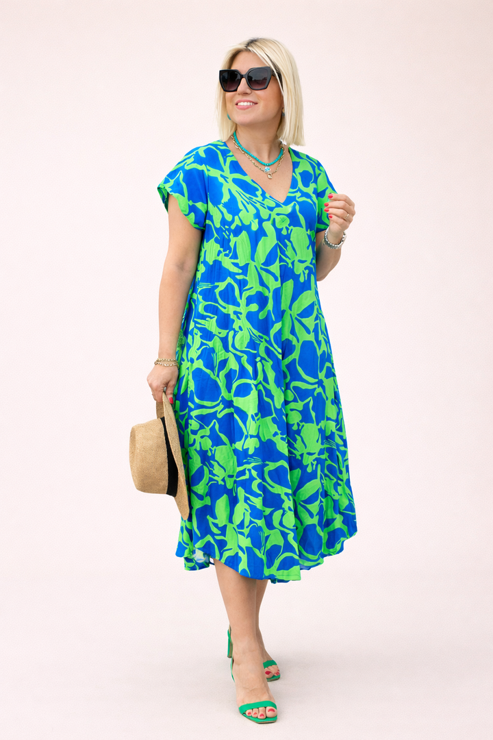 Losvallende gebloemde midi-jurk voor dames in blauw/groen. Comfortabele zomerjurk, perfect voor een casual look.