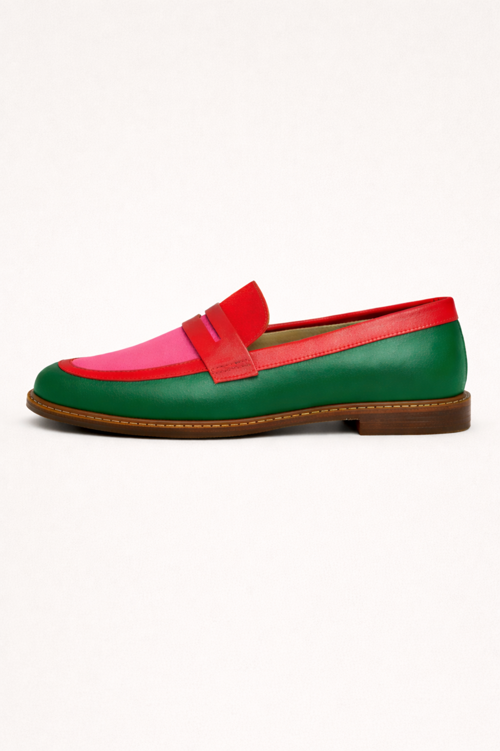 Rode dames loafers, stijlvolle slip-on instappers voor een comfortabele, trendy urban look. Felgekleurde mode.
