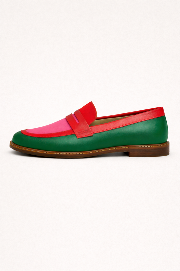 Rode dames loafers, stijlvolle slip-on instappers voor een comfortabele, trendy urban look. Felgekleurde mode.