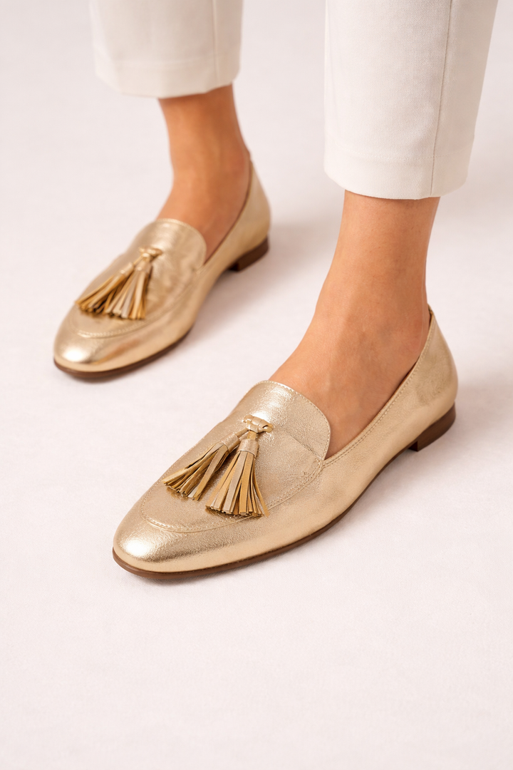 Dames loafers met kwastjes in goud, platte instappers voor comfortabele en chique zomerstijl.