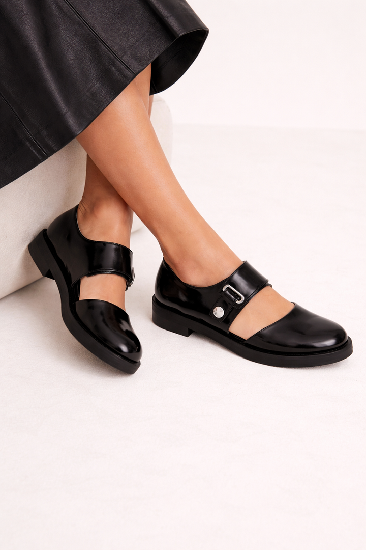 Stijlvolle zwarte gespschoenen voor dames, met een trendy dikke zool die comfort en een moderne uitstraling biedt.