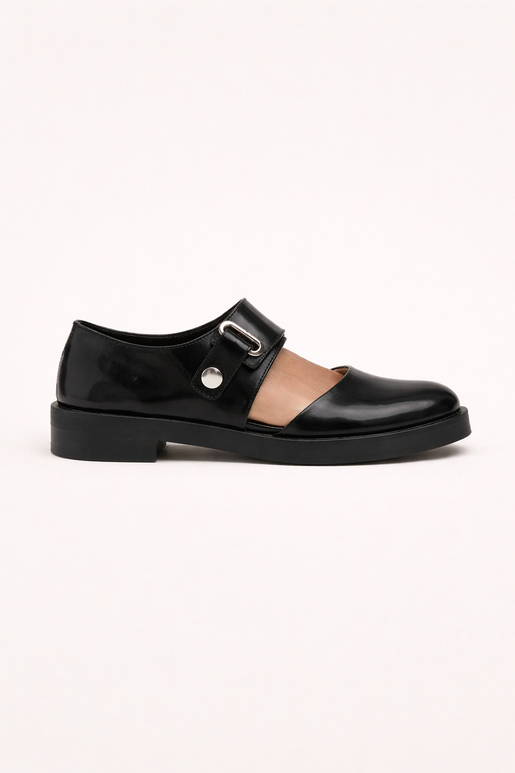 Elegante damesschoenen: zwarte gespschoenen met robuuste dikke zool voor langdurig comfort. Perfect voor casual kleding.