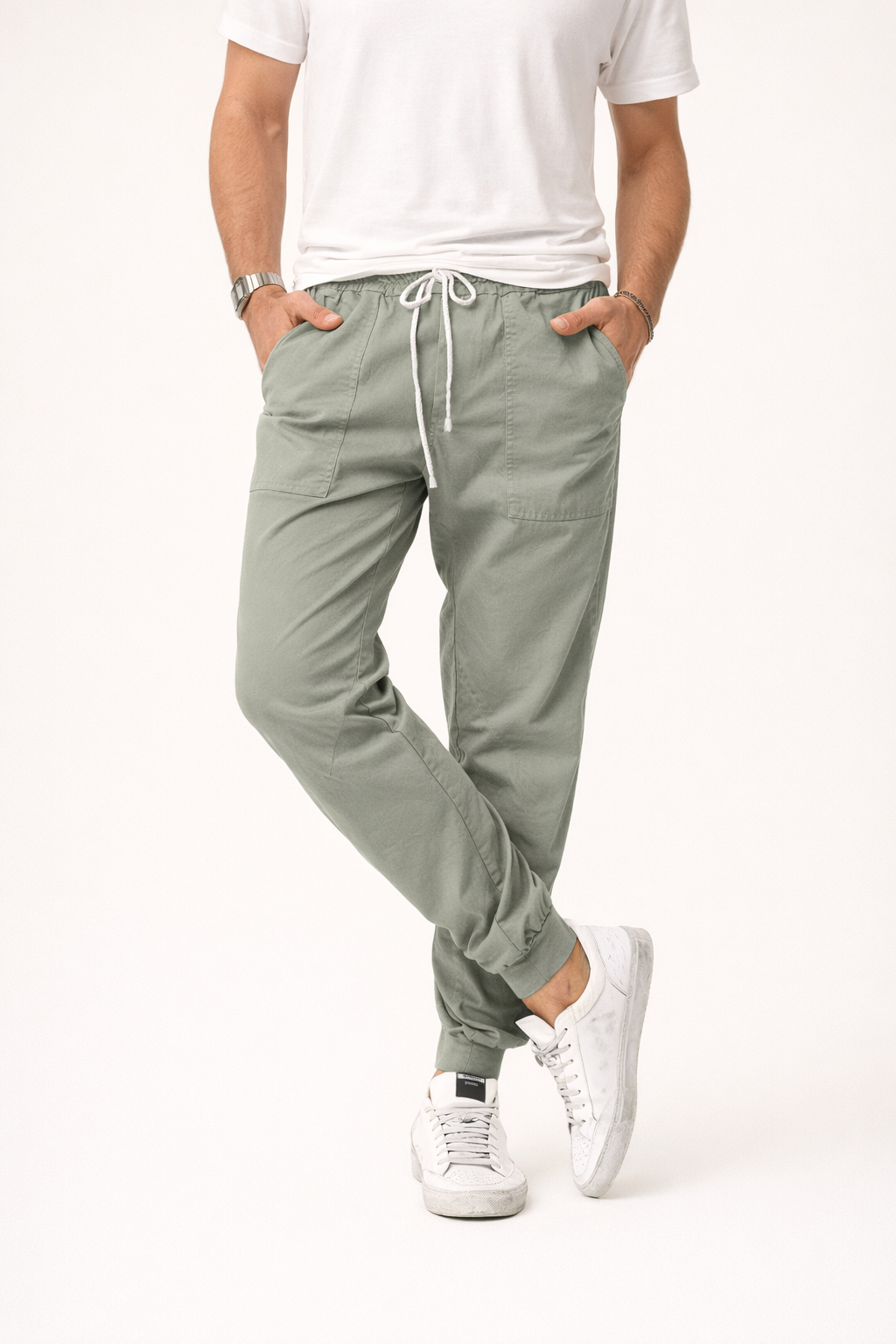Marineblauwe heren joggerbroek met comfortabele taps toelopende pasvorm, perfect voor casual vrije tijd.