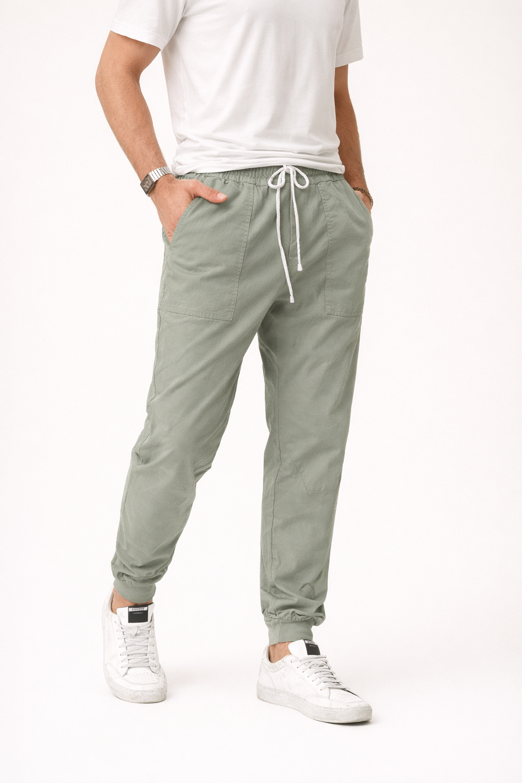 Zwarte heren taps toelopende joggerbroek met elastische taille en trekkoord, ideaal voor comfort en stijl.
