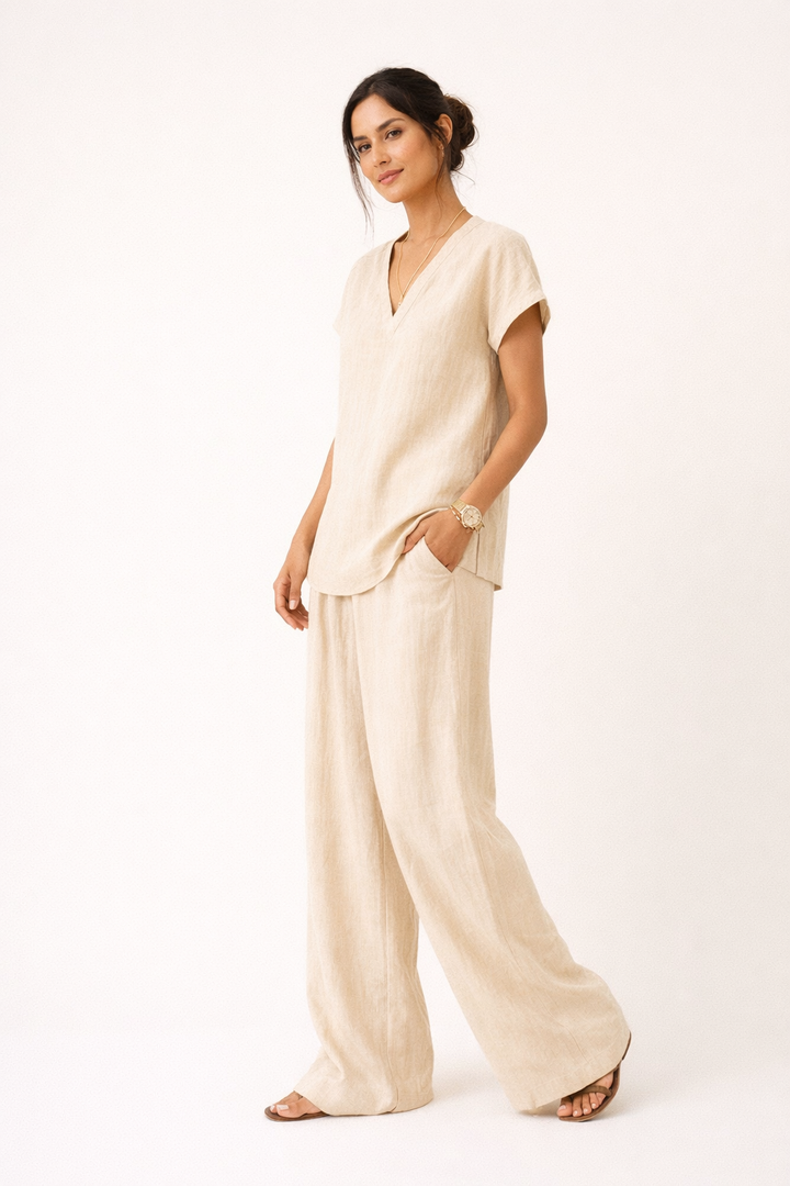 Zomerse tweedelige linnen dames outfit met elegante V-hals en luchtige pasvorm. Geschikt voor warme dagen.