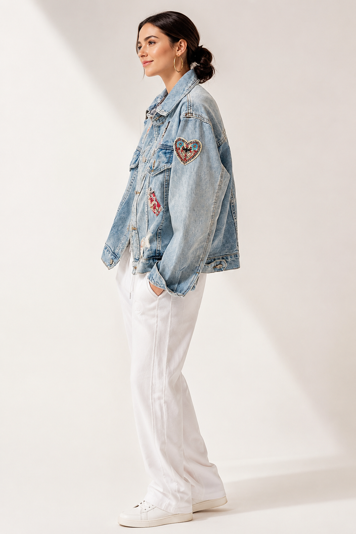 Blauwe dames kort jasje met modieuze patches en verwassen look, perfect als casual bovenkleding voor lente en herfst.