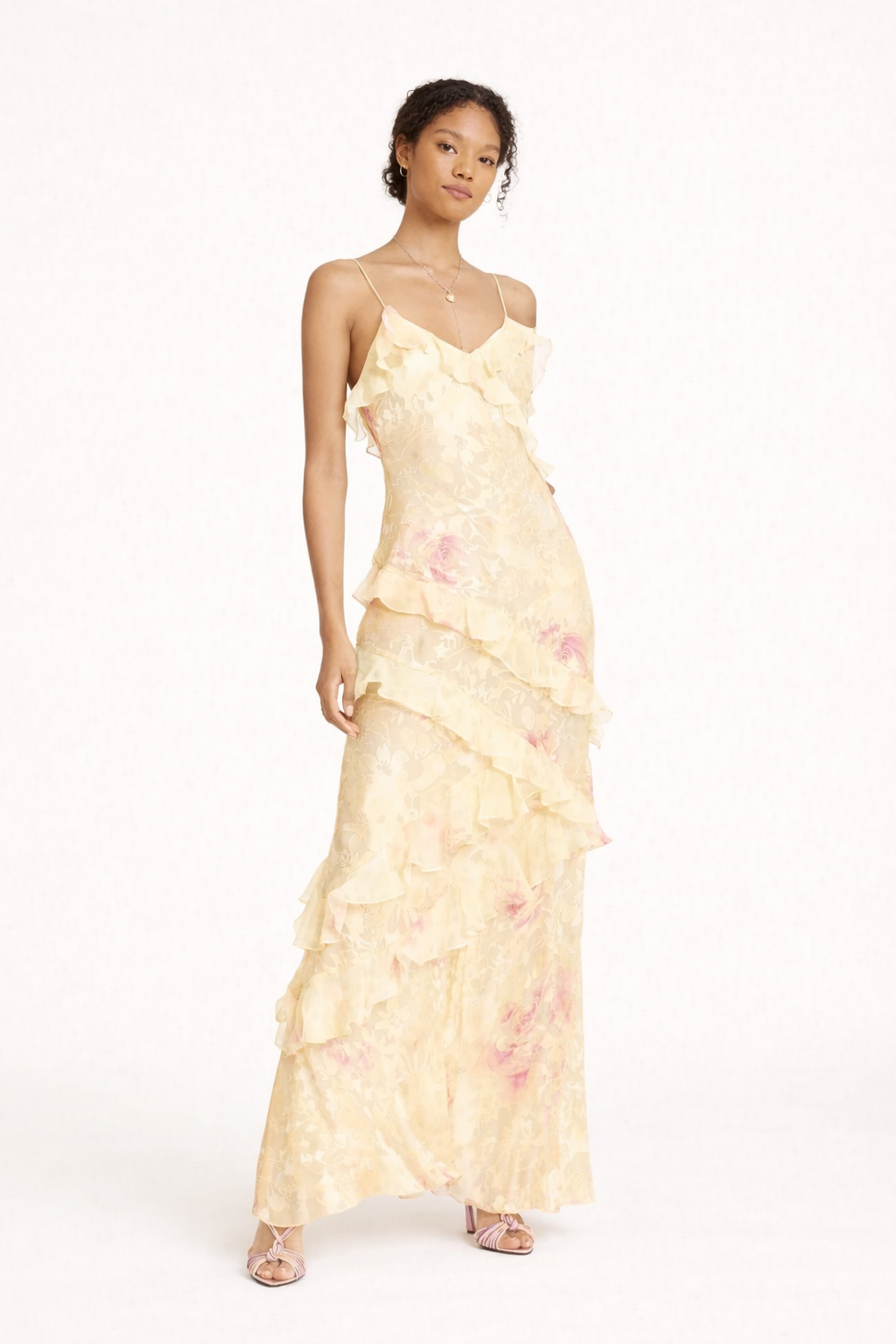 Lange elegante dames feestjurk met V-hals, ruches en flatterend silhouet, perfect voor gala of bruiloft.