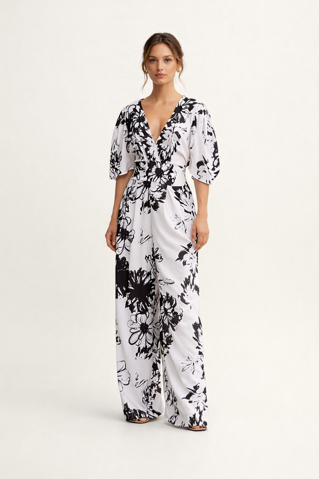 Elegante dames jumpsuit met bloemenprint, hoge taille en wijde pijpen, perfect voor zomerse dagen of feesten.
