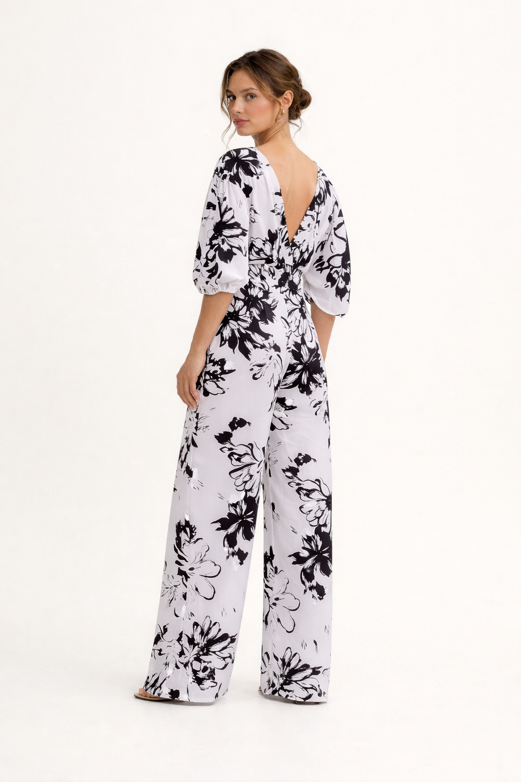 Modieuze dames jumpsuit met comfortabele pasvorm, elegante bloemenprint en flatterende hoge taille.