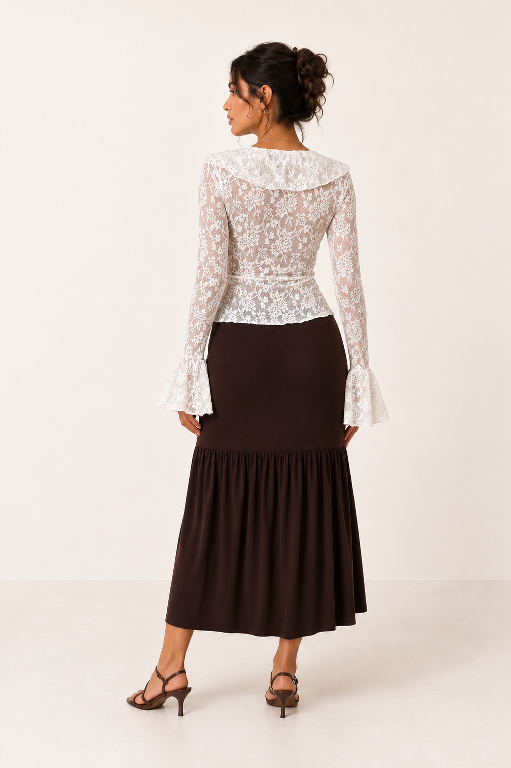 Modieuze witte dames top met verfijnde ruches en unieke open mouwen voor een stijlvolle zomeroutfit.