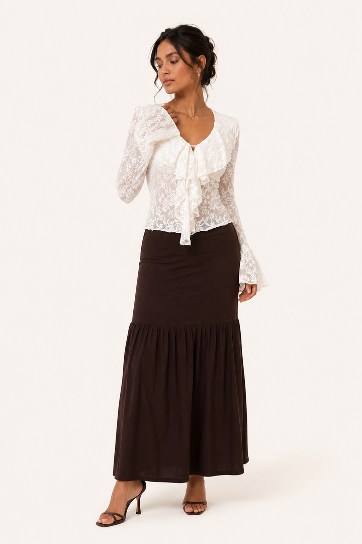 Elegante witte damesblouse met sierlijke ruches en trendy open mouwen, perfect voor zomerse chique looks.