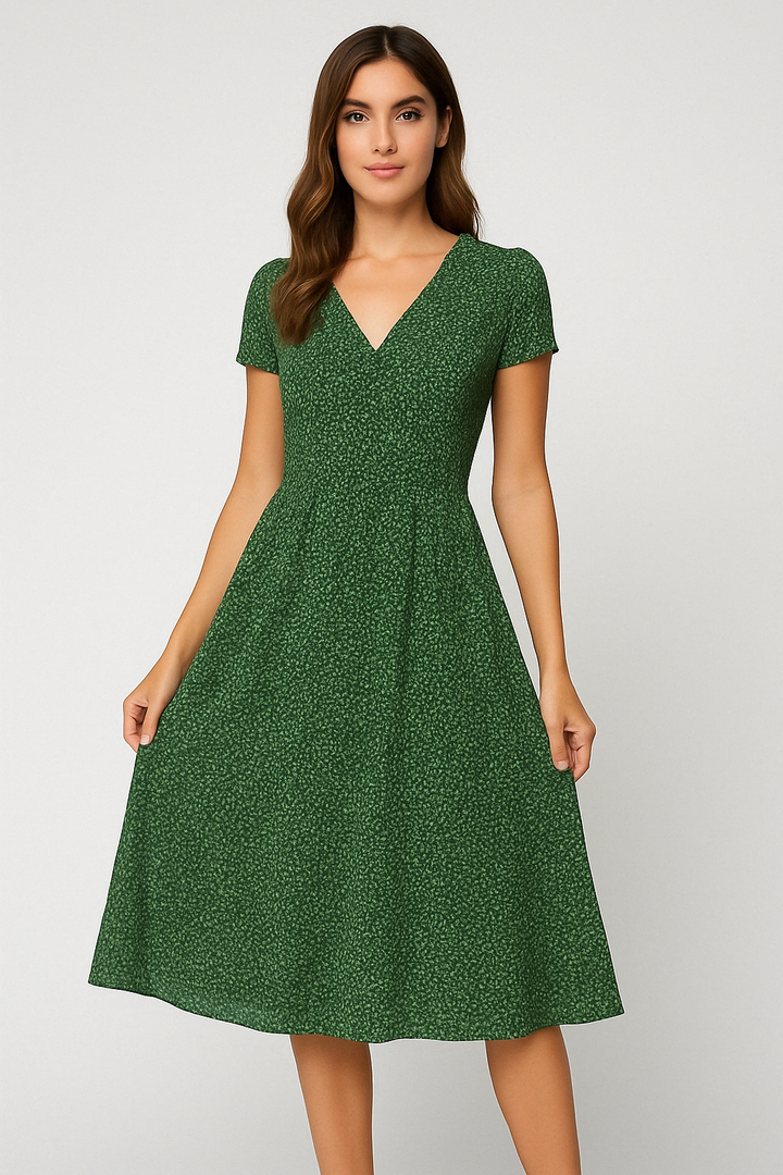 Groene elegante dames zomerjurk met V-hals en bloemenprint. Perfecte feestelijke A-lijn midi jurk.