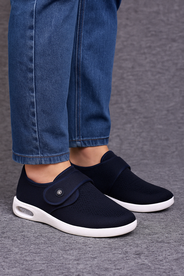 Diabetische schoenen Anika, brede instappers met leder look en ademend textiel voor comfort en voetondersteuning.