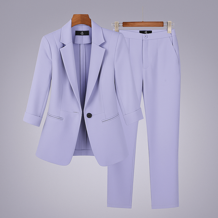 Elegant dames pakset met blazer en broek, ideaal voor formele gelegenheden. Stijlvol en professioneel tweedelig pak.