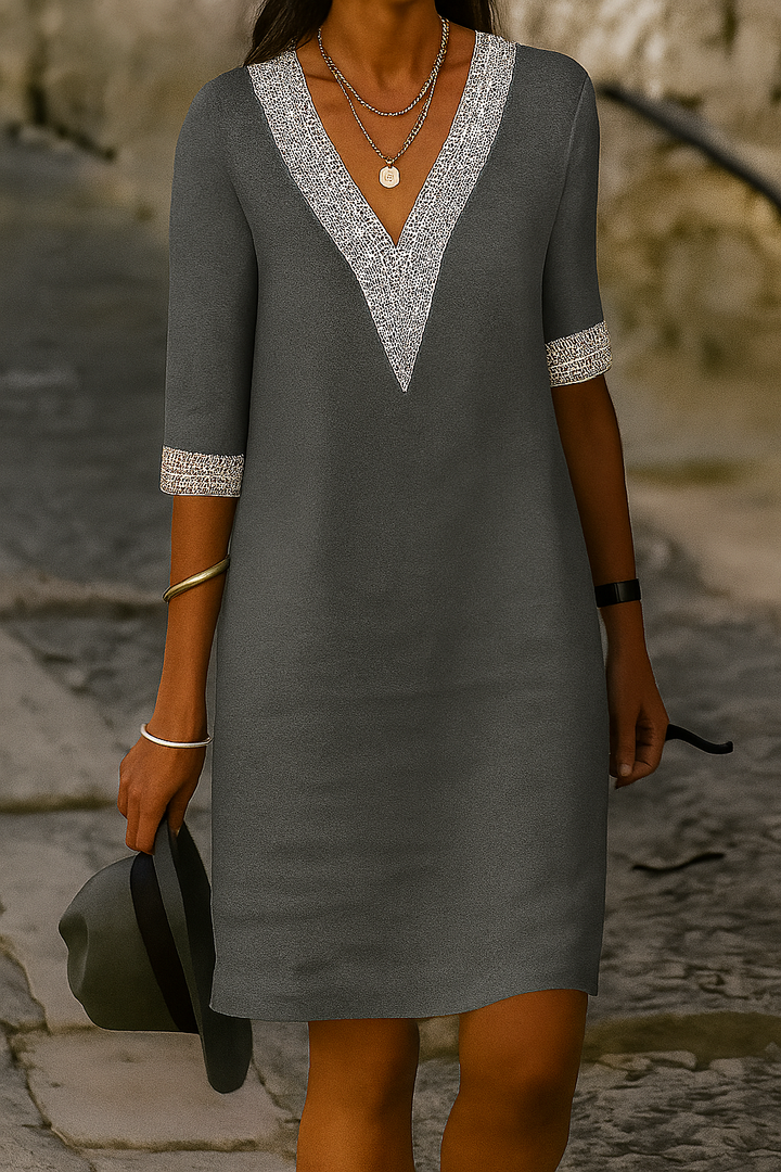 Elegante A-lijn mini-jurk voor dames met V-hals en losse pasvorm. Ideaal voor lente en zomer.