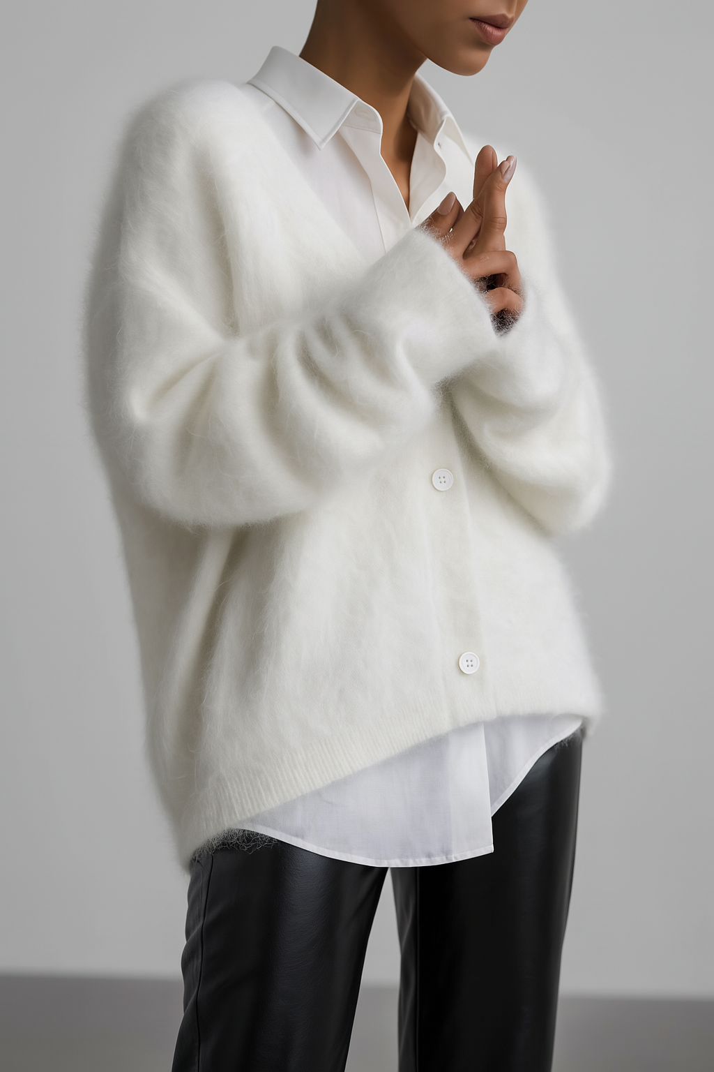 Elegant damesvest, zacht gebreid met knopen, perfect voor een stijlvolle herfstlook. Comfortabel en veelzijdig.